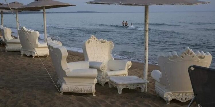 Από τις ξαπλώστρες στις… πολυθρόνες μπαρόκ και στα σαλόνια σε παραλίες σε Αμαλιάδα και Άνδρο