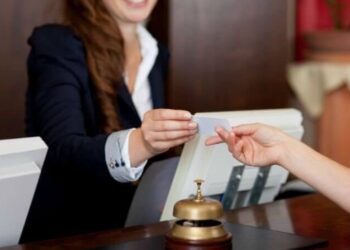 Υπάλληλος ξενοδοχείου εξηγεί γιατί δεν πρέπει να χρησιμοποιούμε ποτέ τα μπουκαλάκια που είναι στα μπάνια των δωματίων