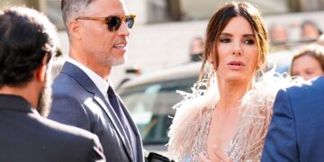 Alldaynews.gr Πένθος για την Σάντρα Μπούλοκ: Πέθανε ο σύντροφός της, Μπράιαν Ράνταλ σε ηλικία 57 ετών