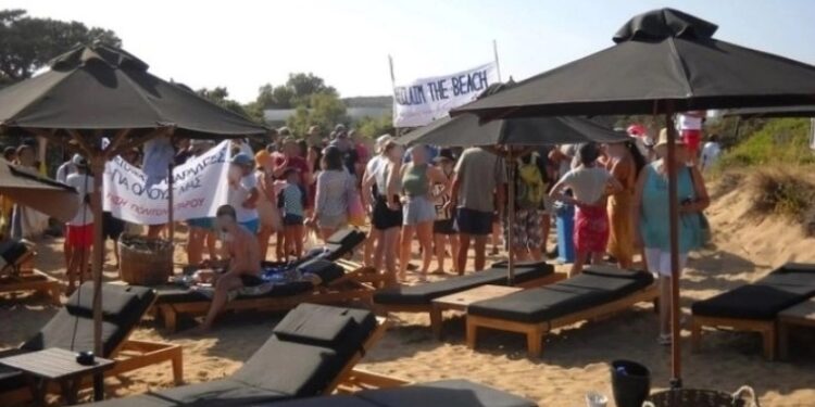 Alldaynews.gr Daily Μail για «κίνημα της πετσέτας»: «Οργισμένοι Έλληνες ξεκίνησαν πόλεμο με τις ξαπλώστρες και διεκδικούν ελεύθερο χώρο στις παραλίες»