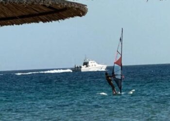 Θρίλερ στην Πάρο: Αγνοείται 42χρονος σέρφερ-Ολονύχτιες έρευνες για τον εντοπισμό του