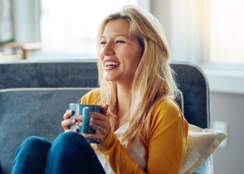 Alldaynews.gr Καφές: Τα μυστικά για να μην βλάπτει τα δόντια σας