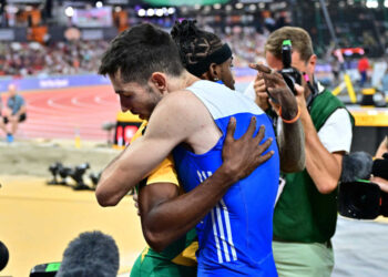 Τεράστιος Μίλτος Τεντόγλου: Χειροκροτούσε τον Τζαμαϊκανό Πίνοκ στο τελευταίο του άλμα για το χρυσό