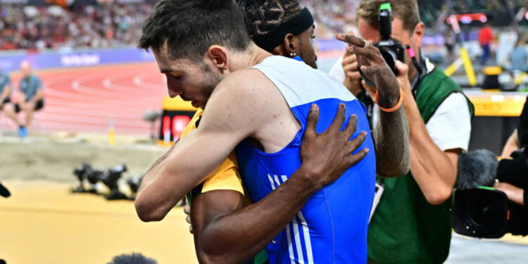 Alldaynews.gr Τεράστιος Μίλτος Τεντόγλου: Χειροκροτούσε τον Τζαμαϊκανό Πίνοκ στο τελευταίο του άλμα για το χρυσό