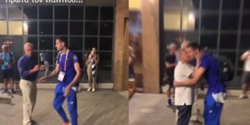 Μίλτος Τεντόγλου: Απέφυγε τον χαιρετισμό του αρχηγού της αποστολής του ΣΕΓΑΣ για να αγκαλιάσει τον παππού του[video]