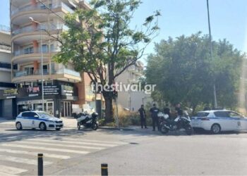 Μεθυσμένος άνδρας βγήκε οπλισμένος σε μπαλκόνι στη Θεσσαλονίκη – Ισχυρές δυνάμεις στο σημείο