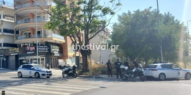 Μεθυσμένος άνδρας βγήκε οπλισμένος σε μπαλκόνι στη Θεσσαλονίκη – Ισχυρές δυνάμεις στο σημείο