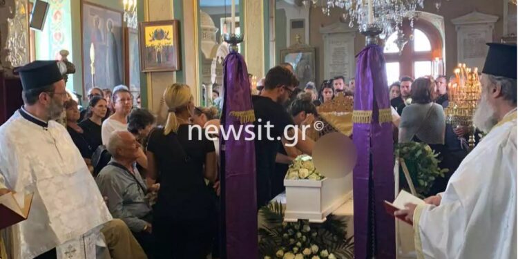 Θρήνος και ένα Τεράστιο ”Γιατί”-Σπaραγμός στην κηδείa του 3χρονου Γιαννάκη στην Τήνο[Φωτογραφίες]