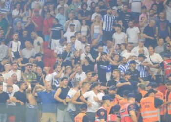 Ξύλο και των… γονέων στο Τίρανα – Μπεσίκτας μέσα στο γήπεδο (video)