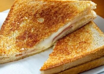 Πελάτης ζήτησε να του κόψουν το τοστ και τον χρέωσαν…. δύο ευρώ!