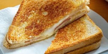 Πελάτης ζήτησε να του κόψουν το τοστ και τον χρέωσαν…. δύο ευρώ!