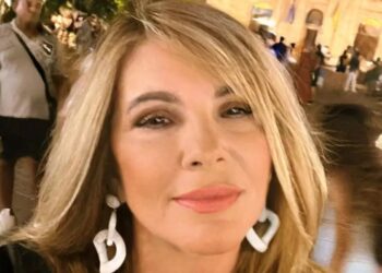 Η Τζοβάνα Φραγκούλη είναι στην Κρήτη για διακοπές και στα 67 της είναι κούκλα! (φωτο)