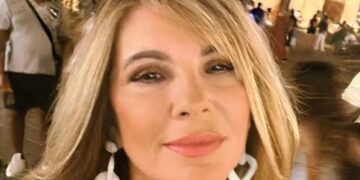 Η Τζοβάνα Φραγκούλη είναι στην Κρήτη για διακοπές και στα 67 της είναι κούκλα! (φωτο)