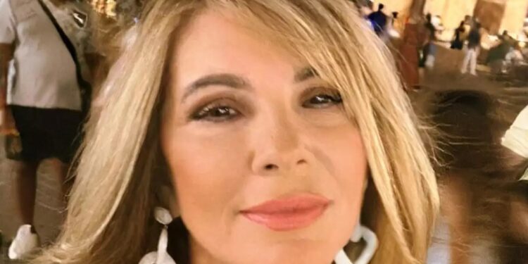 Η Τζοβάνα Φραγκούλη είναι στην Κρήτη για διακοπές και στα 67 της είναι κούκλα! (φωτο)