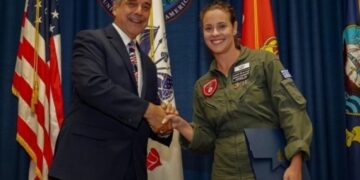 Alldaynews.gr ΗΠΑ: Ελληνίδα αξιωματικός της Πολεμικής Αεροπορίας έλαβε διάκριση για τον αλτρουισμό της (video)