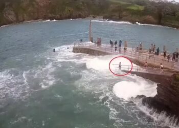Η τρομακτική στιγμή που πελώριο κύμα παρασύρει κοριτσάκι από προβλήτα – Δείτε βίντεο