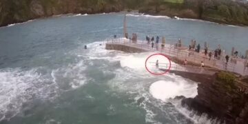 Alldaynews.gr Η τρομακτική στιγμή που πελώριο κύμα παρασύρει κοριτσάκι από προβλήτα – Δείτε βίντεο