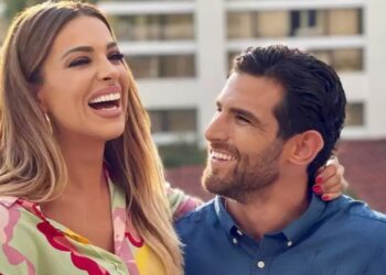 Η Ελένη Χατζίδου ποζάρει topless στις Μαλδίβες και τρελαίνει κόσμο!