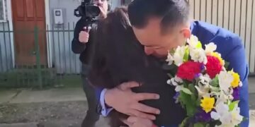 42χρονος συναντά τη μητέρα του για πρώτη φορά: «Δεν ήξερε για μένα, με πήραν μόλις γεννήθηκα, της είπαν πως ήμουν νεκρός» (video)