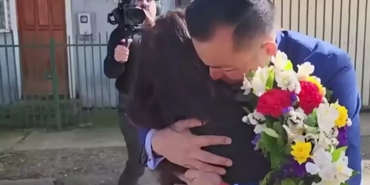 42χρονος συναντά τη μητέρα του για πρώτη φορά: «Δεν ήξερε για μένα, με πήραν μόλις γεννήθηκα, της είπαν πως ήμουν νεκρός» (video)