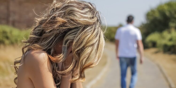 Alldaynews.gr ”Πάγωσαν” οι Περαστικοί!  Ζευγάρι τσακώθηκε άγρια στον δρόμο και η γυναίκα απειλούσε να αuτοκτονήσει