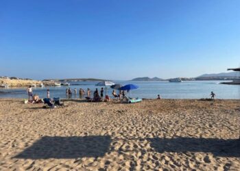 Πάρος: Πρώτη νίκη για το «Κίνημα της Πετσέτας» – Ξήλωσαν ξαπλώστρες στη Μικρή Σάντα Μαρία (φωτο, video)