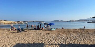 Alldaynews.gr Πάρος: Πρώτη νίκη για το «Κίνημα της Πετσέτας» – Ξήλωσαν ξαπλώστρες στη Μικρή Σάντα Μαρία (φωτο, video)