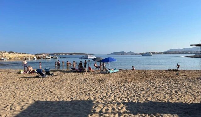 Alldaynews.gr Πάρος: Πρώτη νίκη για το «Κίνημα της Πετσέτας» – Ξήλωσαν ξαπλώστρες στη Μικρή Σάντα Μαρία (φωτο, video)