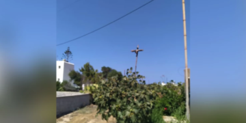 Alldaynews.gr Φρικιαστικό θέαμα στην Πάρο: Σταύρωσαν κοράκι πάνω σε στύλο στην περιοχή της Πούντας
