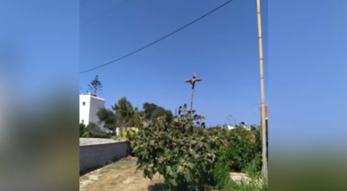 Alldaynews.gr Φρικιαστικό θέαμα στην Πάρο: Σταύρωσαν κοράκι πάνω σε στύλο στην περιοχή της Πούντας