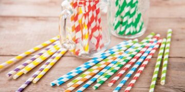 Alldaynews.gr Τα χάρτινα καλαμάκια περιέχουν τοξικά χημικά που είναι βλαβερά τόσο για το περιβάλλον όσο και για την υγεία: Μπορεί να είναι πιο επικίνδυνα από τα πλαστικά