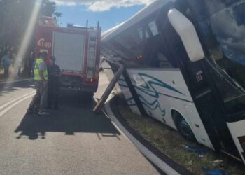 Λεωφορείο του ΚΤΕΛ έπεσε σε χαντάκι – Χωρίς τις αισθήσεις του ο οδηγός