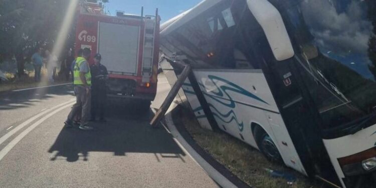 Alldaynews.gr Λεωφορείο του ΚΤΕΛ έπεσε σε χαντάκι – Χωρίς τις αισθήσεις του ο οδηγός