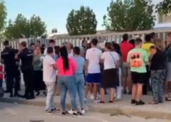 14χρονος επιτέθηκε με μαχαίρι εναντίον μαθητών και καθηγητών – Κάρφωσε καθηγητή στο μάτι (φωτο)