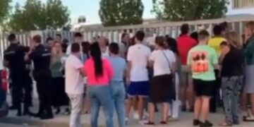 Alldaynews.gr 14χρονος επιτέθηκε με μαχαίρι εναντίον μαθητών και καθηγητών – Κάρφωσε καθηγητή στο μάτι (φωτο)