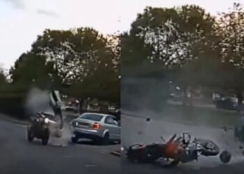 Τρομακτικό τροχαίο καταγράφηκε σε κάμερα κλειστού κυκλώματος: Οδηγός μοτοσυκλέτας πετάχτηκε στον αέρα μετά από σφοδρή σύγκρουση (vid)