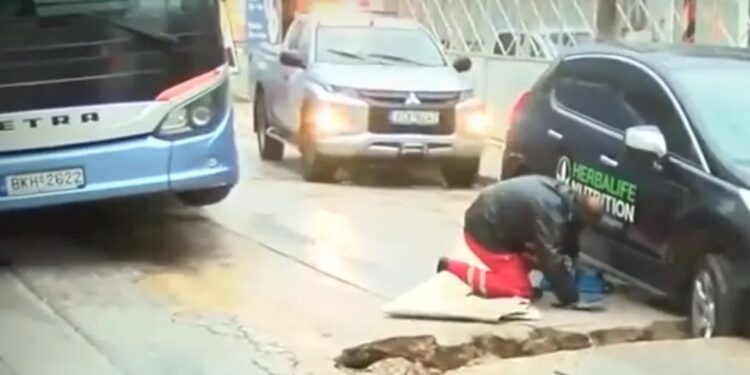 Alldaynews.gr Μοσχάτο: Δρόμος κόπηκε στα δύο – Εγκλωβίστηκαν οχήματα