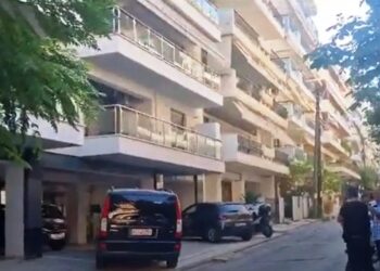 Alldaynews.gr Έγκλημα Τώρα στην Καλαμαριά: Ο 38χρονος αστυνομικός πήγε τα παιδιά στο σχολείο, γύρισε και σκότωσε την εν διαστάσει σύζυγό του (video)