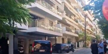 Έγκλημα Τώρα στην Καλαμαριά: Ο 38χρονος αστυνομικός πήγε τα παιδιά στο σχολείο, γύρισε και σκότωσε την εν διαστάσει σύζυγό του (video)