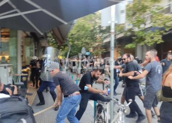 Άδεια ράφια σε σούπερ μάρκετ της Λάρισας με ελλείψεις σε τρόφιμα, φάρμακα και καύσιμα (φωτο, video)