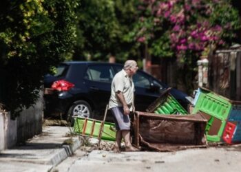 Alldaynews.gr Ώρες αγωνίας για τον 17χρονο Μάνθο: «Είδα τον πατέρα μου να χάνεται στα νερά, βρήκα μόνο το παντελόνι του» (video)