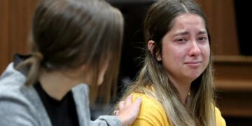 Alldaynews.gr Σκότωσε τη μητέρα της γιατί δεν ήθελε να μάθει ότι την έδιωξαν από το κολέγιο (φωτο, video)