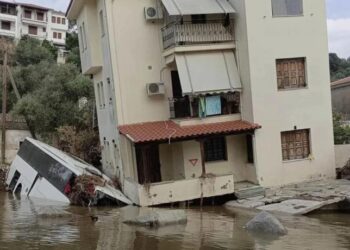 Daniel: 21 μέρες μετά την καταστροφή, λεωφορείο εξακολουθεί να κρατά όρθιο το τριώροφο σπίτι…