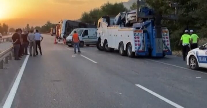 Alldaynews.gr Ασύλληπτη Τραγωδία στην άσφαλτο: 6 νεκροί και 43 τραυματίες σε σύγκρουση φορτηγού με πούλμαν (φωτο, video)