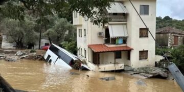 Alldaynews.gr Κακοκαιρία Daniel: Σπίτι «στηρίζεται» σε λεωφορείο (φωτο)