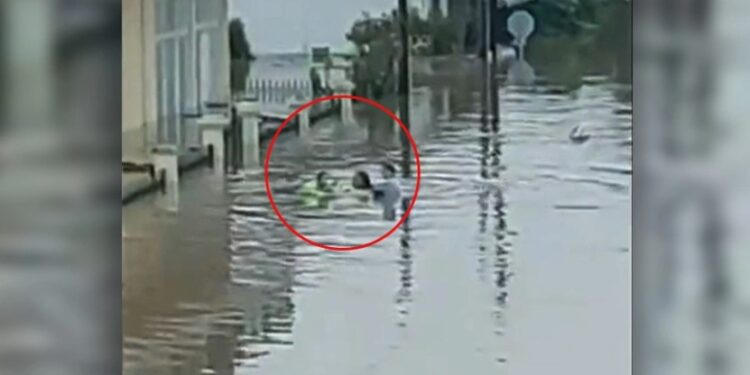 Alldaynews.gr Καρδίτσα: Συγκλονιστικές εικόνες – Μητέρα σώζει με φουσκωτό τα παιδιά της από τις πλημμύρες