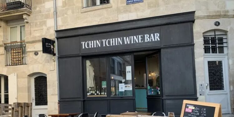 Γαλλία: Ελληνίδα η γυναίκα που πέθανε από αλλαντίαση σε εστιατόριο – Άλλοι 12 στο νοσοκομείο