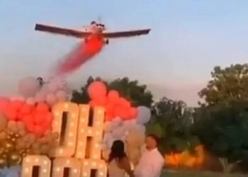 Τρομακτικό Συμβάν: Ζευγάρι νοίκιασε αεροπλάνο για να κάνει την αποκάλυψη του φύλου του μωρού και αυτό συνετρίβη[video]