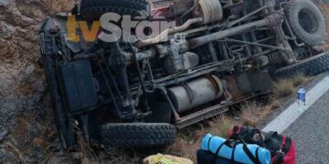 Σοκαριστικό τροχαίο με πυροσβέστες που γύριζαν απο φωτιά – Έπεσαν με όχημα σε βράχια, δύο τραυματίες![Φωτογραφίες]