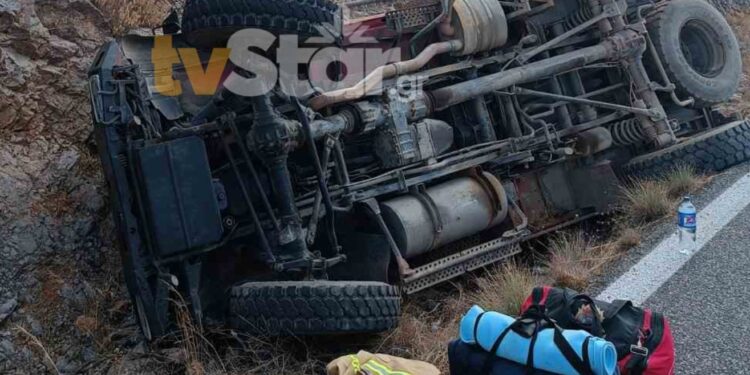 Σοκαριστικό τροχαίο με πυροσβέστες που γύριζαν απο φωτιά – Έπεσαν με όχημα σε βράχια, δύο τραυματίες![Φωτογραφίες]